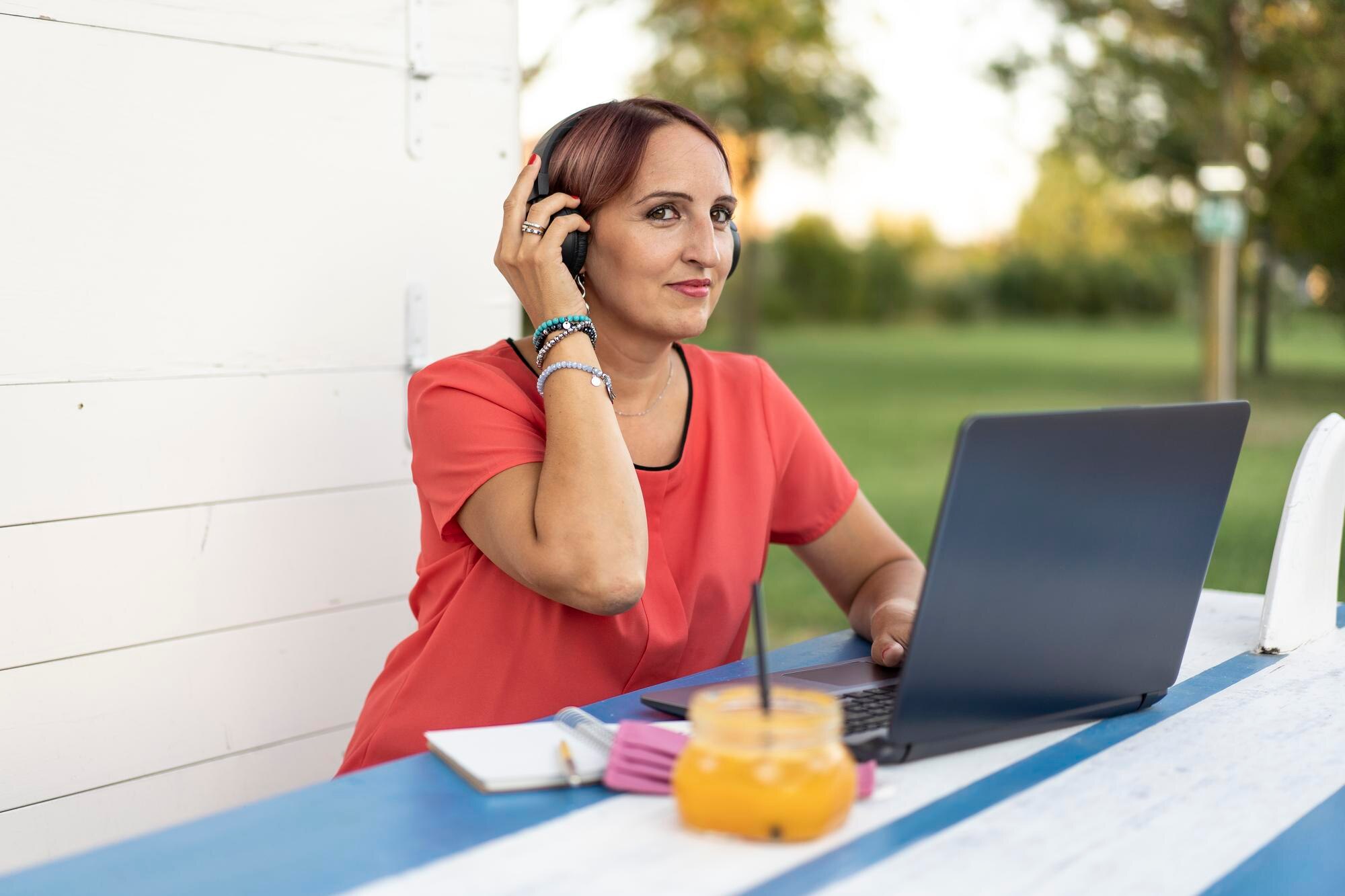 businesswoman working online park freelancer using technology work everywhere woman talking with cus