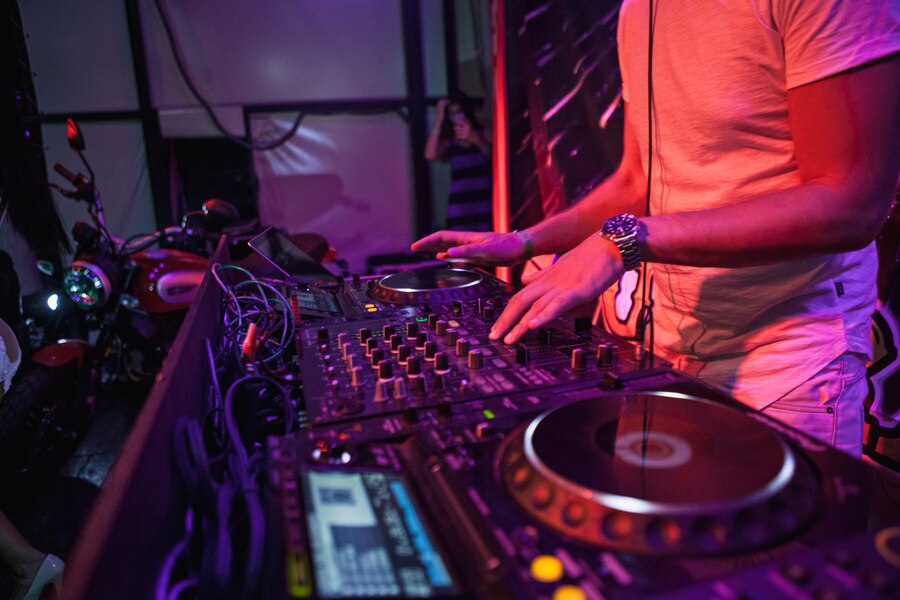 dj tocando musica mezclador